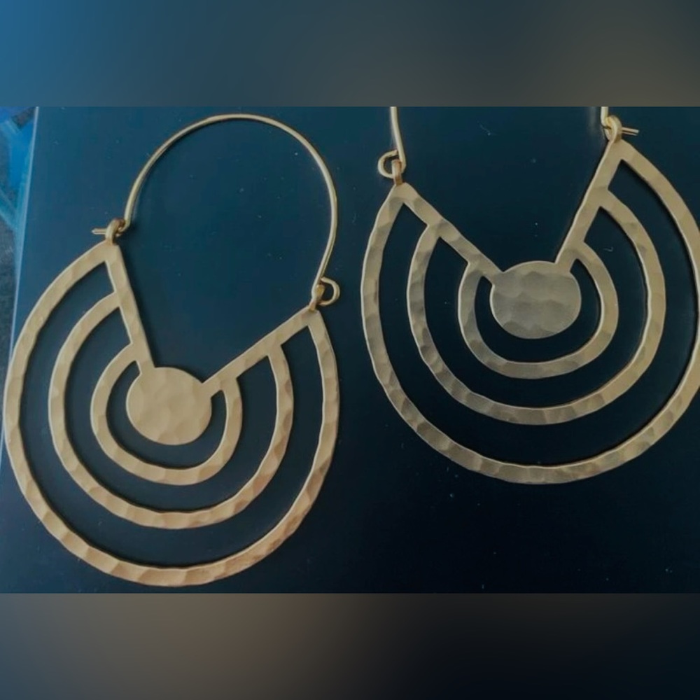 “Hammered Hoops” Inverse Rainbow Concentric Circle Sector Maze Geometric Earring - Picture 15 of 15